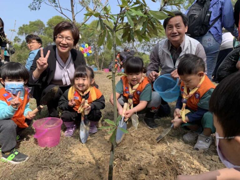 ▲小童軍一起種下原生樹種(赤皮)。（農業部林業及自然保育署南投分署提供）